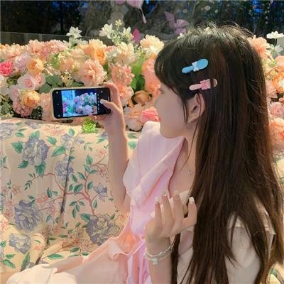 与红色中国人一起看电视